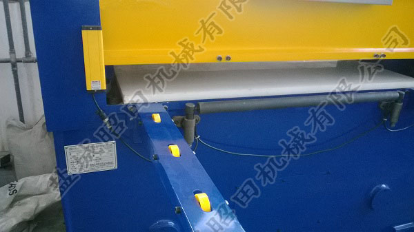 30吨自动平衡精密四柱裁断机托架图片